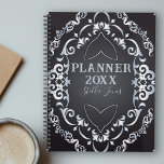 Eleganter Extravaganter Barock Luxus Chic Black an Planer<br><div class="desc">Erhöhen Sie Ihr Planspiel mit diesem anpassbaren Planer! Das elegante schwarze Cover mit seinen aufwändigen, silberfarbenen Blumenmustern verströmt Luxus und Eleganz. Personalisieren Sie es mit Ihrem Namen und Jahr für eine einzigartige Touch. Die stabile Spiralbindung sorgt für ein stilvolles und praktisches Design. Ideal für Profis, Studierende und alle, die Lieben...</div>