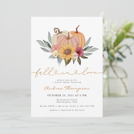 Eleganter Fall in Liebe Floral Pumpkin Brautparty Einladung (Stehend Vorderseite)