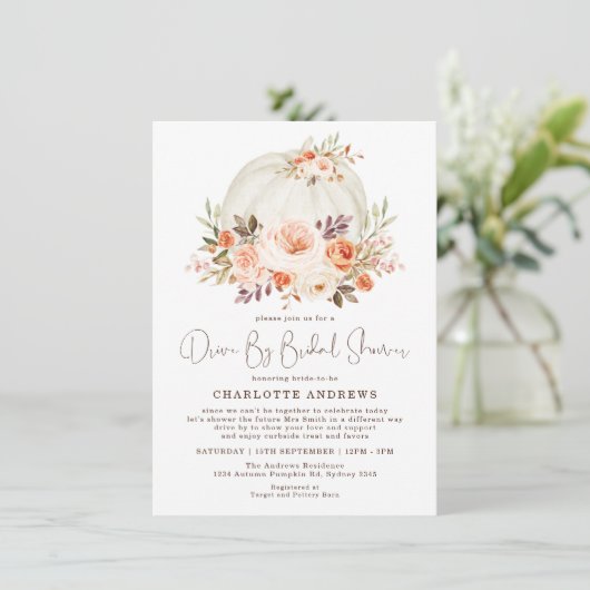 Eleganter Fall Pumpkin Floral Drive by Brautparty Einladung (Stehend Vorderseite)