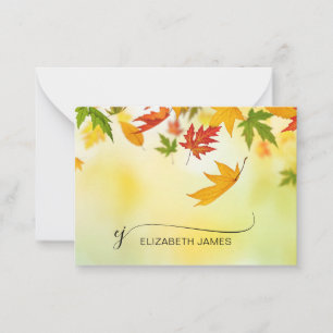 Eleganter Falling Autumn belässt Skriptmonogramm Mitteilungskarte