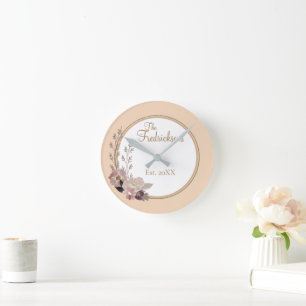 Eleganter Familienname Watercolor Floral Runde Wanduhr
