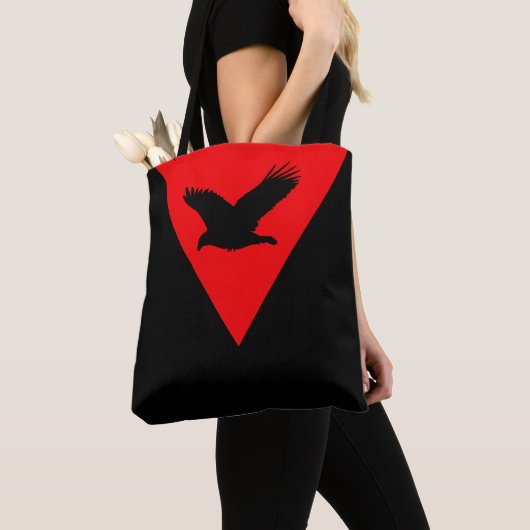 Eleganter fliegender Adler auf Schwarz und Rot Tasche (Von Nahem)