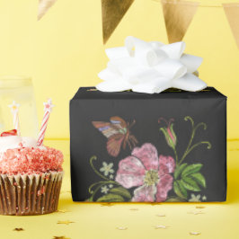 Eleganter floraler Stickereimuster Schwarzer Hinte Geschenkpapier