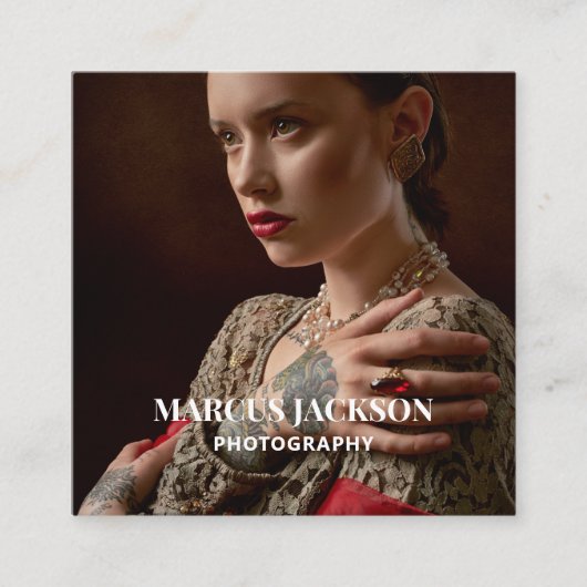 Eleganter Fotograf White Typografy on Foto Quadratische Visitenkarte (Vorderseite)