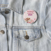 Eleganter Frauentag 2025 mit rosa Blumendesign Button (Beispiel)