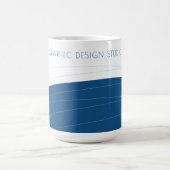 Eleganter geometrischer, abstrakt-blau-weißer Name Kaffeetasse (Mittel)