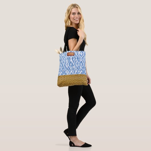 Eleganter, geometrischer RattanLook mit blauem Was Tasche (Am Model)