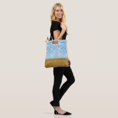 Eleganter, geometrischer RattanLook mit blauem Was Tasche (Am Model)