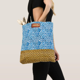 Eleganter, geometrischer RattanLook mit blauem Was Tasche