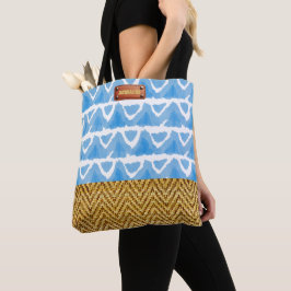 Eleganter, geometrischer RattanLook mit blauem Was Tasche