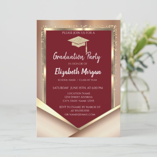 Eleganter Glitzer Gold Diamonds Maroon Abschluss Einladung (Stehend Vorderseite)