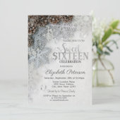 Eleganter Glitzer Snowflakes Pine Cones Sweet 16 Einladung (Stehend Vorderseite)