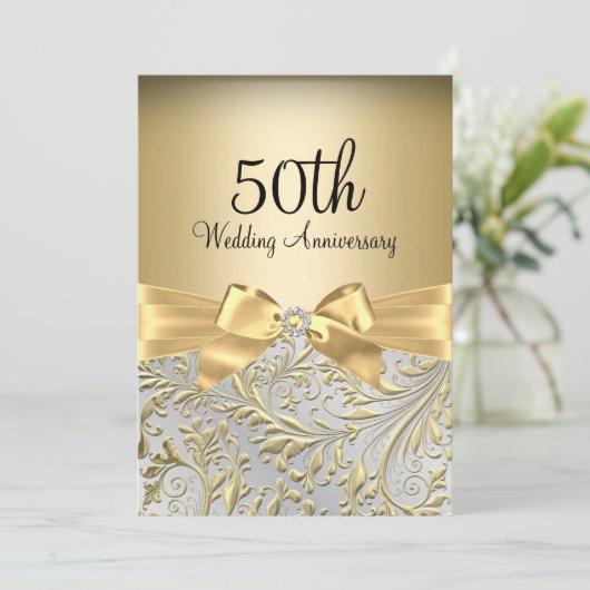 Eleganter Gold Bow Blumenwirl 50 Jahre alt Einladung (Stehend Vorderseite)