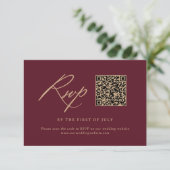 Eleganter Gold Burgundy Calligraphy Wedding QR Cod RSVP Karte (Stehend Vorderseite)