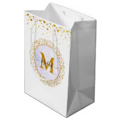 Eleganter Gold-Glitter-Initialbuchstabe & Name Mittlere Geschenktüte (Rückseite Schrägansicht)
