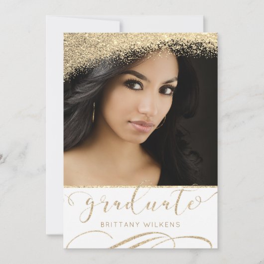 Eleganter Gold Glitzer Dust Script Graduate Einladung (Vorderseite)