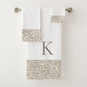 Eleganter Gold Glitzer Feathers auf White Monogram Badhandtuch Set (Insitu)