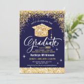 Eleganter Gold Glitzer Grad Cap auf Blue Abschluss Einladung (Stehend Vorderseite)