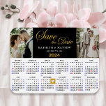 Eleganter Gold Glitzer Script 2 Foto Save the Date Magnet<br><div class="desc">Elegantes Gold Glitzer Script "Save the Date" Magnet mit 2024 Jahreskalender mit 2 schönen Fotos. Um den goldenen Herz-Marker zu verschieben > klicken Sie auf blau "Personalisieren" > Nach unten scrollen > klicken Sie unten auf blau "Bearbeiten mit dem Design-Tool". Dort finden Sie den herzenförmigen Marker auf dem links, und...</div>