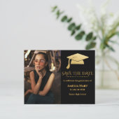 Eleganter Gold Graduate Hat | Save the Date Foto Postkarte (Stehend Vorderseite)