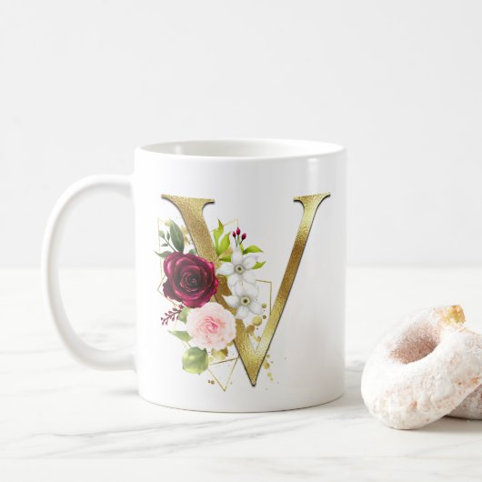 Eleganter Gold Letter V Blush Bloral Monogram-Kaff Kaffeetasse (Mit Donut)