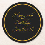 Eleganter Gold Name Happy Birthday Paper Untersetz Runder Pappuntersetzer<br><div class="desc">Eleganter Goldene Name Happy Birthday Paper Untersetzer. Eleganter Goldene Name Happy Birthday Paper Untersetzer. Vollständig anpassbar, ändern Sie einfach das Geburtsdatum und den Namen und wenn Sie gewollt, um weitere Anpassung klicken Sie auf "Bearbeiten mit dem Design-Tool", um den Schriftart und die Farbe zu ändern und auch die Hintergrundfarbe zu...</div>