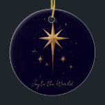 Eleganter Gold North Star auf tiefblauem Hintergru Keramik Ornament<br><div class="desc">Dieses zeitlose Urlaubsprojekt besticht durch einen Single, einen großen Nordstern in strahlender Goldfolie, umgeben von kleineren Sternen auf tiefblauem Hintergrund und unterstreicht das weiche, elegante Glühen. Das einfache, aber sinnvolle Design ist vielseitig und eignet sich sowohl für religiöse als auch für nicht-religiöse Empfänger. Dieses Design ist perfekt für alle, die...</div>