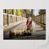 Eleganter Gold Script Foto Abschluss Folieneinladung (Vorderseite)