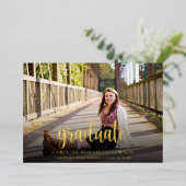 Eleganter Gold Script Foto Abschluss Folieneinladung (Stehend vorne)