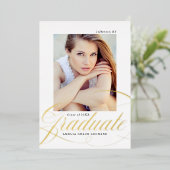 Eleganter Gold Script Foto Abschluss Folieneinladung (Stehend vorne)