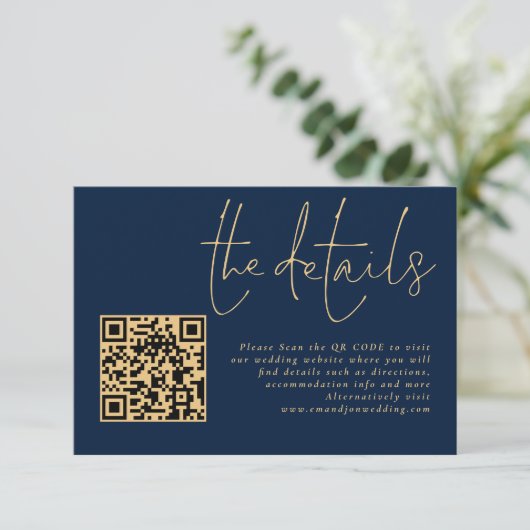 Eleganter Gold Script Navy QR Code Hochzeitsdetail Begleitkarte (Stehend Vorderseite)