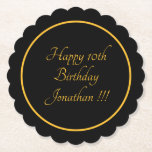Eleganter Goldene Name Happy Birthday Scalloped Ro Untersetzer<br><div class="desc">Eleganter Goldene Name Glücklich Geburtstag Scalloped Runde. Eleganter Goldene Name Happy Birthday Paper Untersetzer. Vollständig anpassbar, ändern Sie einfach das Geburtsdatum und den Namen und wenn Sie gewollt, um weitere Anpassung klicken Sie auf "Bearbeiten mit dem Design-Tool", um den Schriftart und die Farbe zu ändern und auch die Hintergrundfarbe zu...</div>