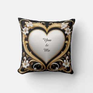 Eleganter goldener Herzrahmen mit weißen Blumen Kissen