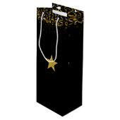 Eleganter goldener Stern und Konfetti auf schwarz Geschenktüte Für Weinflaschen (Vorderseite Schrägansicht)