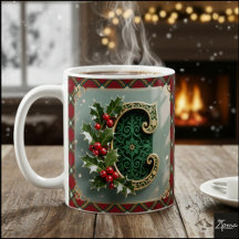 Eleganter goldener Weihnachts-Holly-Buchstabe C