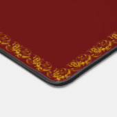 Eleganter Goldrahmen und Monogramm auf Maroon Schreibtischunterlage (Ecke)
