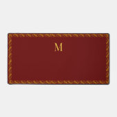Eleganter Goldrahmen und Monogramm auf Maroon Schreibtischunterlage (Vorderseite)