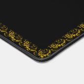 Eleganter Goldrahmen und Monogramm auf schwarz Schreibtischunterlage (Ecke)