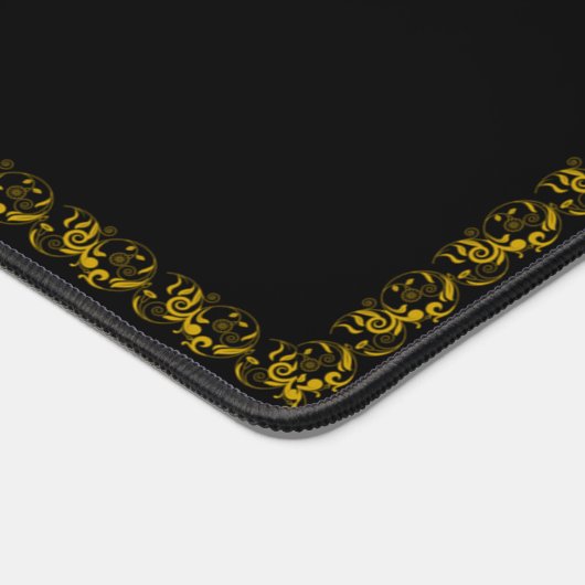 Eleganter Goldrahmen und Monogramm auf schwarz Schreibtischunterlage (Ecke)