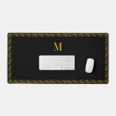 Eleganter Goldrahmen und Monogramm auf schwarz Schreibtischunterlage (Tastatur & Maus)