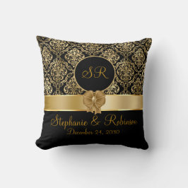 Eleganter Goldschmuck auf schwarzem Monogramm Kissen
