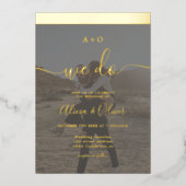 Eleganter Goldstreifen Initialen 2 Fotos Hochzeit Folieneinladung (Vorderseite)