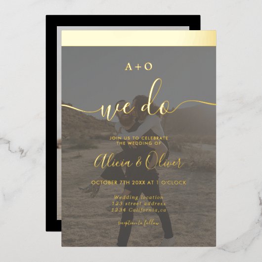 Eleganter Goldstreifen Initialen 2 Fotos Hochzeit Folieneinladung (Vorderseite/Rückseite)