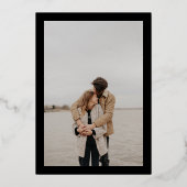 Eleganter Goldstreifen Initialen 2 Fotos Hochzeit Folieneinladung (Rückseite)