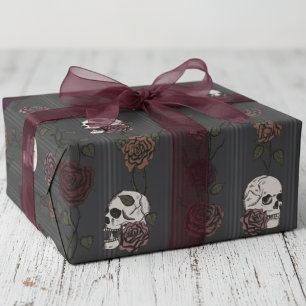 Eleganter gotischer Totenkopf und Rosenstreifen Geschenkpapier