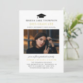 Eleganter Graduate Black and Gold Foto Abschluss Einladung (Stehend Vorderseite)