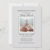 Eleganter Graduate Platinum Gray Foto Abschluss Einladung (Rückseite)