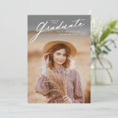 Eleganter Graduate Script Foto Abschluss Einladung (Stehend Vorderseite)