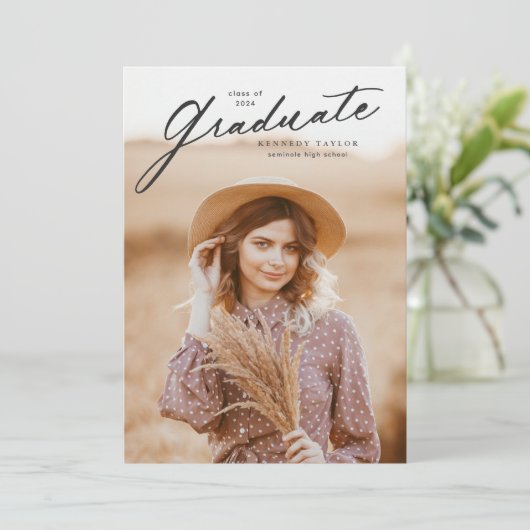 Eleganter Graduate Script Foto Abschluss Einladung (Stehend Vorderseite)