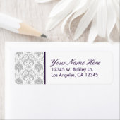 Eleganter grauer Damask mit Lila Text von Eggplant (Insitu)